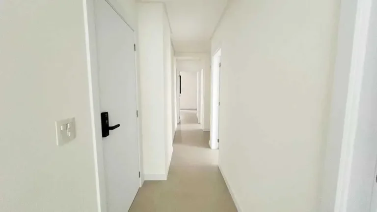 Imagem Apartamento com 3 dormitórios sendo 1 suíte e 2 vagas de garagem no Centro de Balneário Camboriú