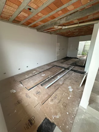 Imagem Sobrado Novo no CIC de frente para Rua - R$430 MIL