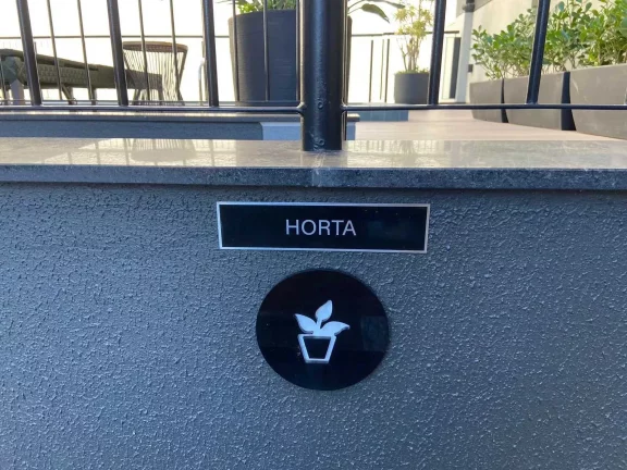 Imagem Apartamento com 2 dormitórios sendo 2 suítes e 2 vagas de garagem, Bairro Canto em Florianópolis/SC