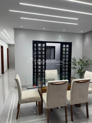 Imagem Linda casa totalmente reformada, localizada na parte alta do bairro, em região tranquila e de excel...