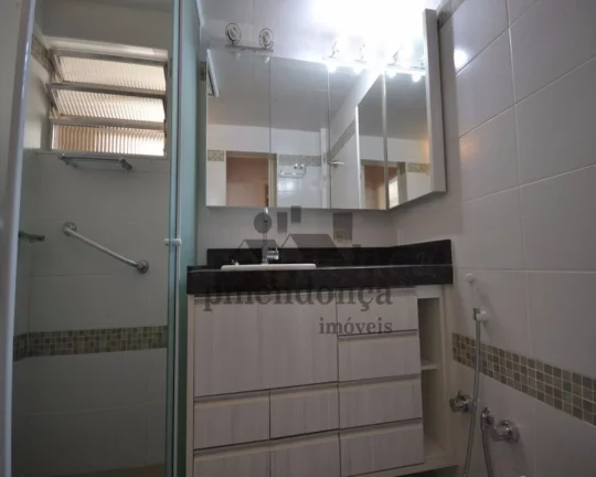 Imagem Apartamento em perfeito estado de conservação, piso em porcelanato, living para 02 ambientes, banh...