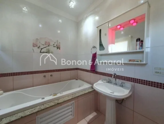 Imagem Em Valinhos, encontra-se esta encantadora casa em um condomínio tranquilo, cercada por área verde ...