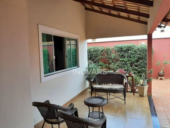 Imagem Casa com 3 dormitórios à venda, 230 m² por R$ 750.000,00 - Jardim Leonora - Itumbiara/GO