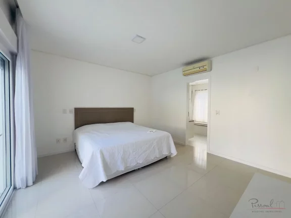 Imagem Apresentamos uma magnífica casa ampla e semi-nova localizada em Jurerê Internacional, um dos desti...