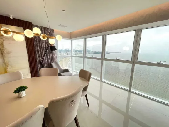 Imagem Apartamento alto padrão frente mar com 4 suítes e 3 vagas de garagem - Av. Atlântica/SC