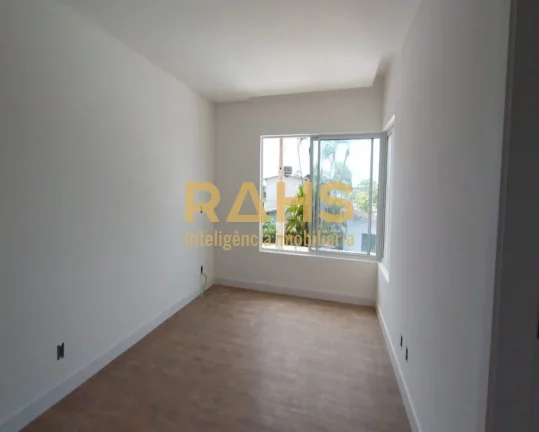 Imagem Triplex no Capri casa 1 com eelvador na Praia do Capri. 05 Suítes, sendo 1 master, 02 Vagas de gara...