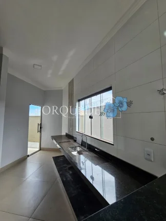 Imagem Imperdível! Casa à venda em Rio Verde-GO, no Residencial Parque dos Ipês, com 2 quartos, 1 suíte, 1 banheiro e 2 vagas de garagem.