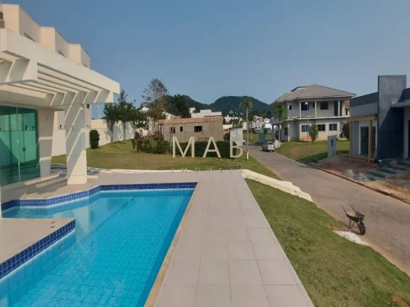 Imagem Linda Casa de Alto Padrão à Venda em Condomínio no Bairro Ingleses - Florianópolis SC!!