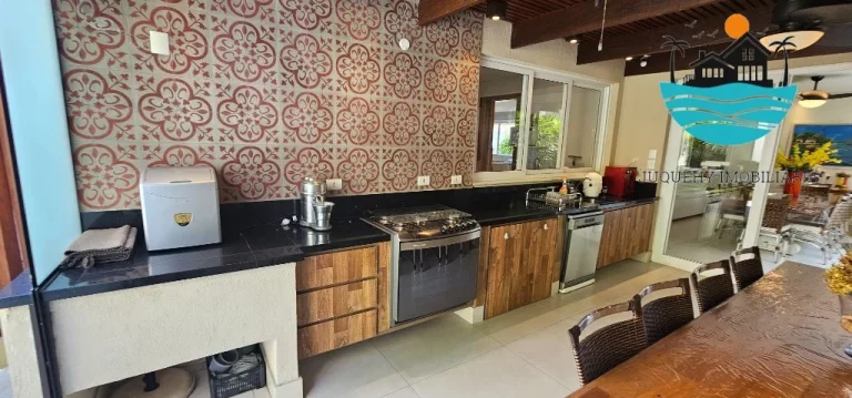 Imagem Casa em condomínio pé na areia - Temporada, com 5 suítes, 1 térrea, serviço de praia, acomodação para 14 pessoas, 4 vagas | Juquehy Imobiliária
