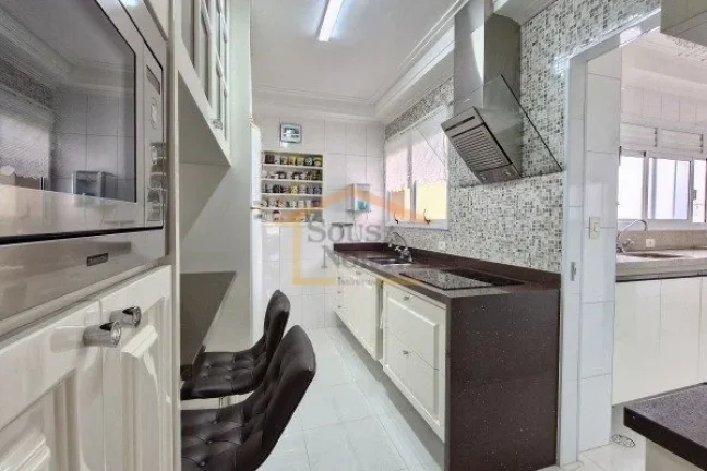 Imagem Apartamento com 142m², 3 dormitórios, sendo 3 suites, 5 banheiros, sala para dois ambientes, varan...