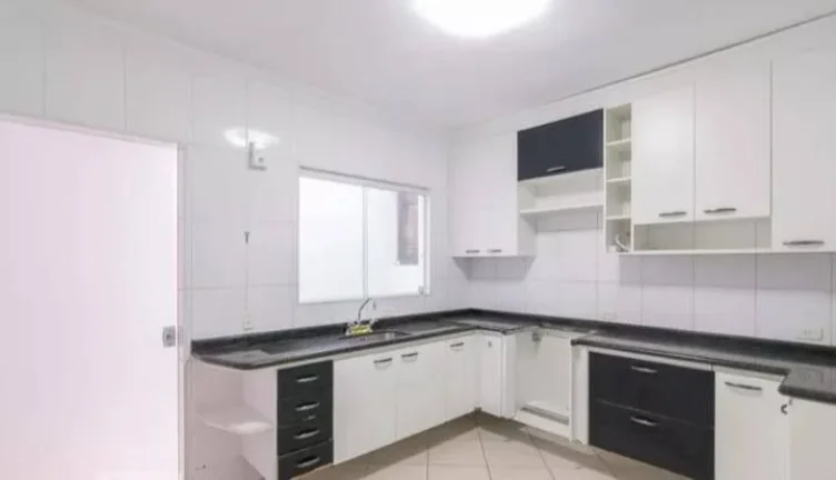 Imagem Casa assobradada residencial, bem distribuída e pronta para morar.