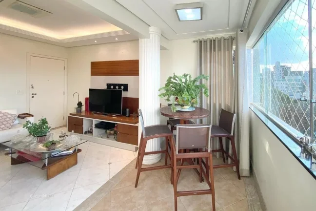 Imagem Este espaçoso apartamento oferece uma combinação perfeita de conforto e conveniência. Com quatro...