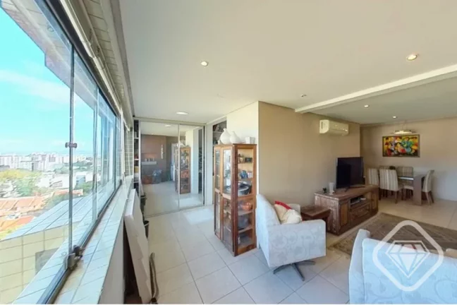 Imagem Apartamento espaçoso e bem localizado na Armando Barbedo para viver com conforto na Tristeza.

Trê...