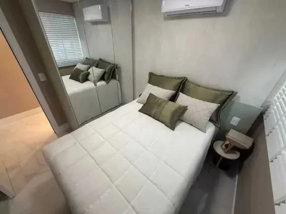 Imagem Apartamento mobiliado com 2 dormitórios e 1 vaga de garagem na Av. Atlântica em Balneário Camboriú
