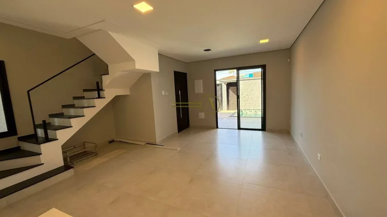 Imagem Lindo sobrado à venda novíssima e com planejado, apenas 600 metros da praia