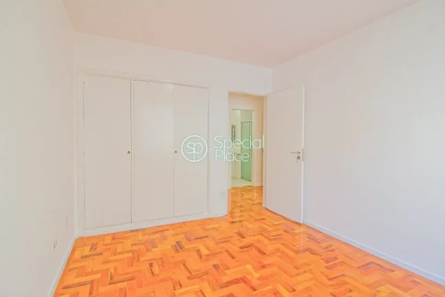 Imagem Apartamento com 3 dormitórios ( 1 suíte ) e 1 vaga na garagem. Amplo living para 3 ambientes e com...