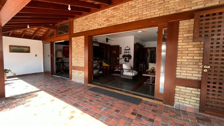 Imagem Casa com ampla sala 2 ambientes,3 dormitórios sendo uma suíte,edícula com mais 2 dormitórios e 1 banheiro,2 vagas de garagem
