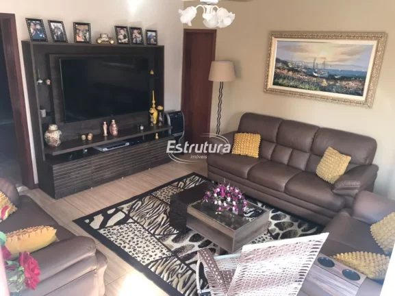 Imagem Sobrado com localização central e pátio amplo