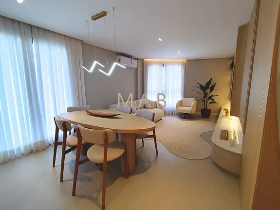 Imagem **MOBILIADO E DECORADO** Apartamento Duplex com 3 suítes, lavabo, cozinha, sala estar/jantar, área de serviço, sacada com churrasqueira. 2 vagas de ga