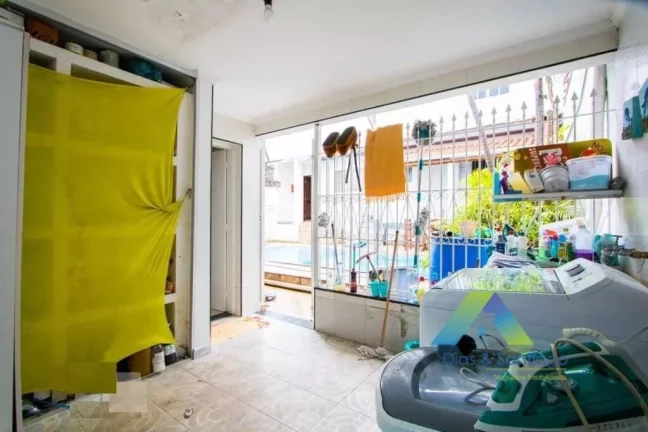 Imagem SANTO ANDRÉ Casa 300M² de terreno, 224M² area construída,2 casas, frente e fundo, espaço gourmet, piscina, 2 vagas ótima localização e valor !!!