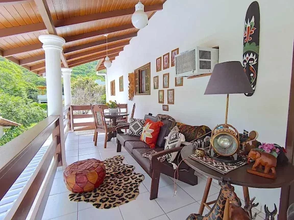 Imagem Casa 5 suítes e 3 vagas de garagem a 150m da beira-mar da Praia de Taquaras em Balneário Camboriú/SC