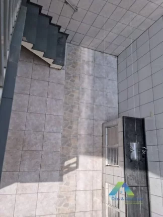 Imagem Sobrado com 3 Quartos e 3 banheiros à Venda, 250 m² por R$ 739.900