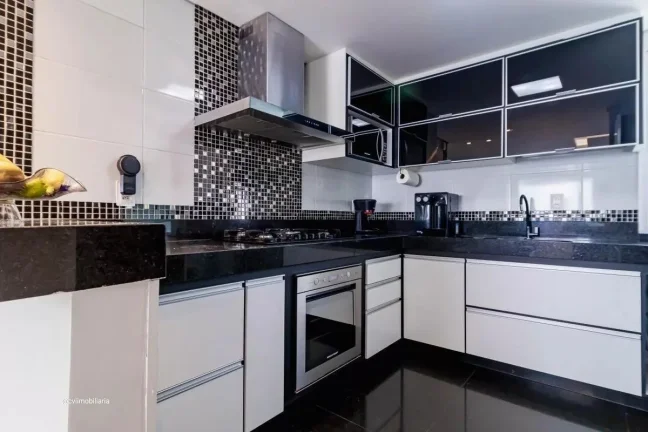 Imagem Este espaçoso apartamento de 167 metros quadrados oferece uma experiência de vida confortável e m...