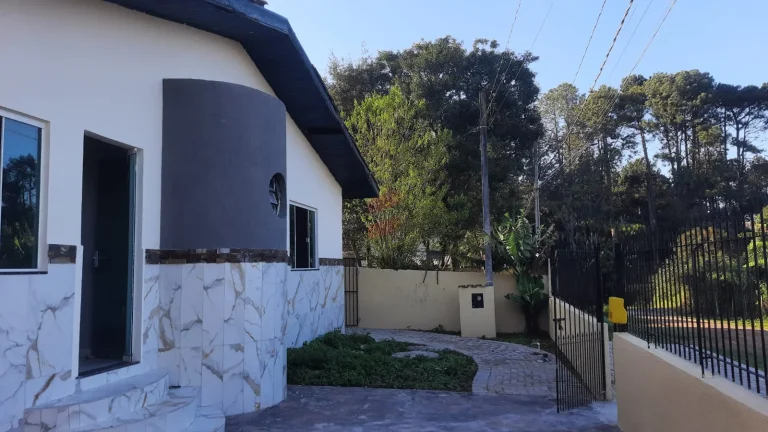 Imagem VENDO UMA BELÍSSIMA CASA EM PIRAQUARA
BAIRRO : JARDIM SANTA HELENATerreno com 560 metros quadrados sendo 14x40, área construída 144m2
A casa disponibiliza de: 
- 3 suites e mais 1 banheiro social
- Banheiros com box e revestimento de porcelanato
- Sala de