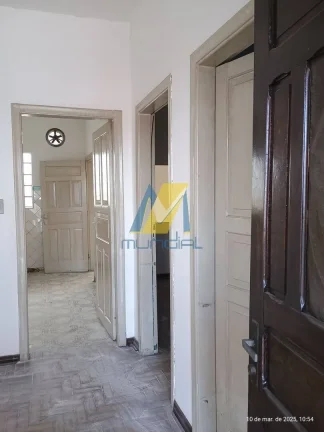 Imagem Casa Espaçosa com Edícula e Ambientes Independentes - Excelente Local.