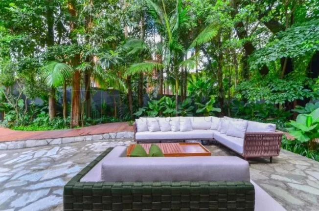 Imagem Luxuosa cas à venda no Jardim Europa: 4 quartos, 4 suítes, 5 salas, 6 banheiros, 8 vagas de garagem, 1.117,00m² de área. Venha conferir!