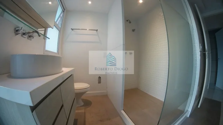 Imagem Apartamento de Luxo à Venda em Icaraí, Niterói-RJ: 4 Quartos, 3 Suítes, 3 Vagas de Garagem - 158m² de Puro Conforto!