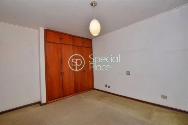 Imagem Ótima oportunidade para reforma. Apartamento com planta quadrada, 230m2 de área privativa, 3 dormi...