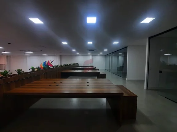 Imagem Excelente Barracão medindo 786m² sendo 490m² térreo e 288,65m² no 2° pavimento.Térreo contém 6 salas, 1 cozinha, 1 refeitório, 3 bwc.2° pavimento contém 6 salas, 1 cozinha, 3 bwc.Barracão todo mobiliado com 7 metros de pé direito. 