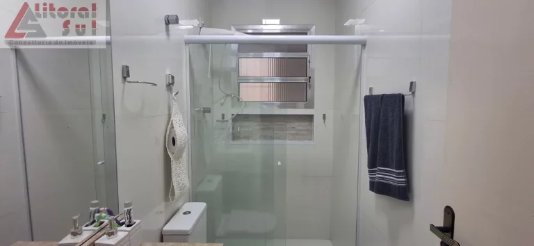 Imagem Casa à venda em Praia Grande-SP, bairro Vilamar, 2 quartos, 1 suíte, 1 sala, 2 banheiros, 95m². Confira já!
