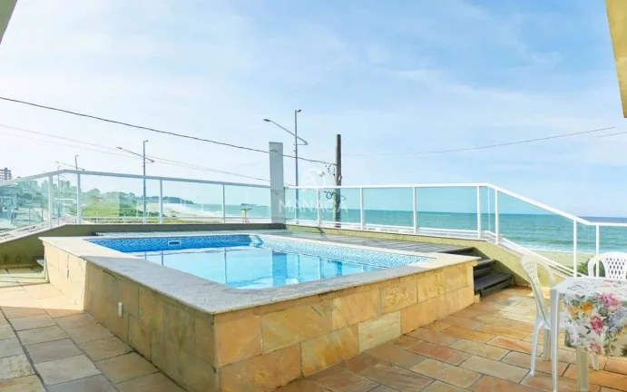 Imagem Casa alto padrão, beira mar, com 340m², 5 quartos com suíte em Balneário Piçarras - SC
