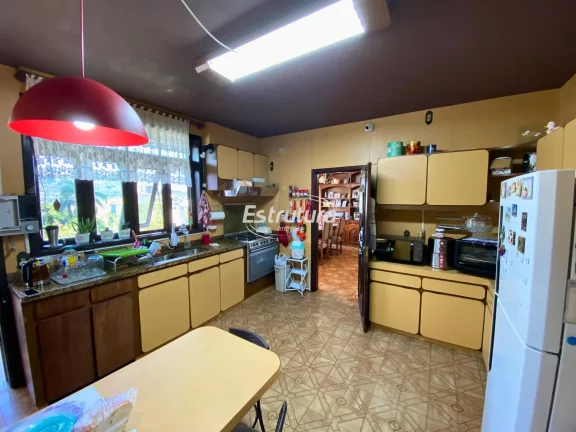 Casa com 4 dormitórios e ampla garagem com pátio | Avenida Dores