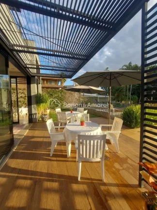 Imagem Encante-se com esta belíssima residência de 295,84m² de construção, projetada para oferecer con...