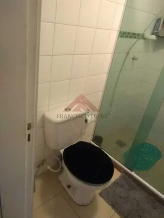 Imagem Francisco Egito vende Bom apartamento todo reformado,piso laminado na sala e nos quartos,banheiro com armário e box tipo blindex,sala ampla,cozinha m