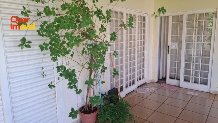 Imagem Casa de luxo no Condomínio Bosque das Colinas, bairro Royal Park, zona sul de Ribeirão Preto-SP 3 quartos, 1 suíte, 1 sala, 2 banheiros, 4 vagas de garagem, 180m² Quer Imóvel Negócios Imobiliários.