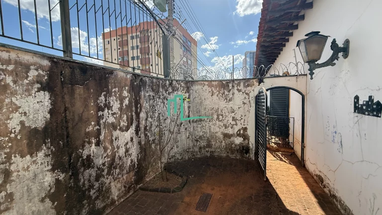 Imagem EXCELENTE IMÓVEL COMERCIAL/RESIDENCIAL DISPONIVEL Á VENDA NA VILA INDUSTRIAL EM LOCALIZAÇÃO PRIVILEGIADA DO BAIRRO COM 04 LOTES NO TOTAL.