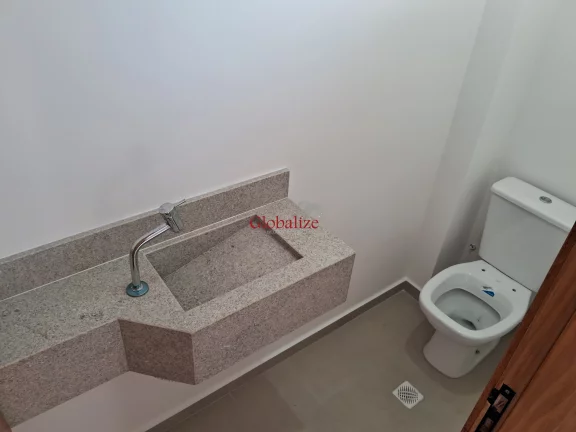 Imagem Casa sobreposta alta em Santos no bairro da Aparecida com varanda de frente na sala, 2 suítes e uma vaga de garagem a venda por R$ 830.000,00