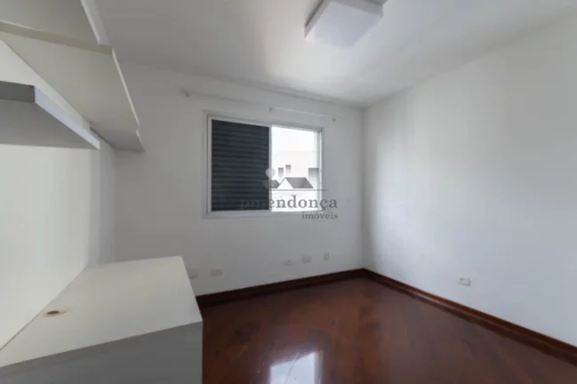 Imagem Belo apartamento com armários embutidos, arejado e iluminado. Amplo living para 02 ambientes, terra...