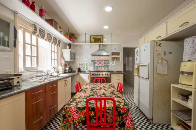 Imagem Linda casa com 258m² de área construída num terreno de 389m², em rua tranquila e silenciosa. Amp...