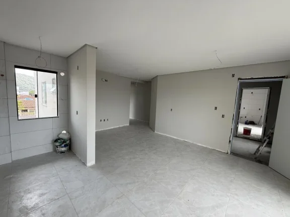 Imagem Apartamento de dois dormitórios, sendo uma suíte, sacada com churrasqueira e uma vaga de garagem no bairro de Gravatá, em Navegantes - Adriano Carpes imóveis vende