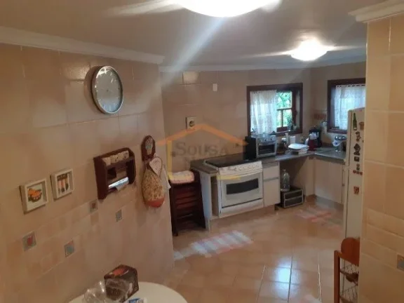 Imagem Casa em condomínio fechado, Imóvel térreo com desnível entre a área social e a área íntima, e...
