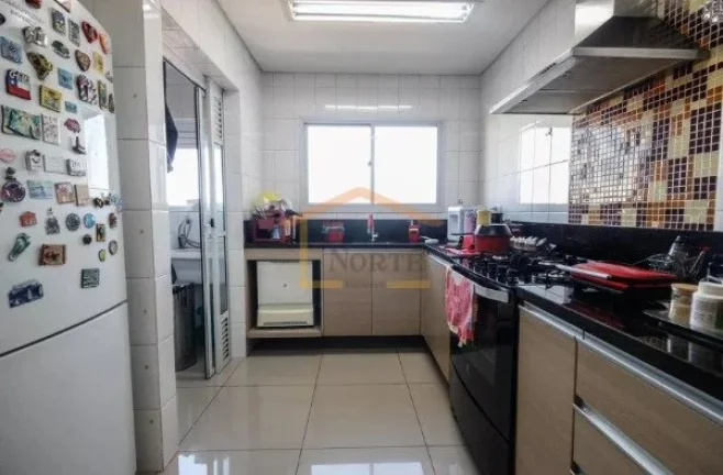 Imagem Apartamento amplo, 3 dormitórios, sendo 3 suítes, totalizando 4 banheiros, equipado com armários ...