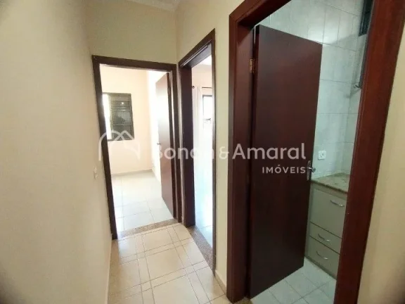 Imagem Excelente casa arejada, com uma espaçosa sala de TV integrada à sala de jantar, cozinha com armár...