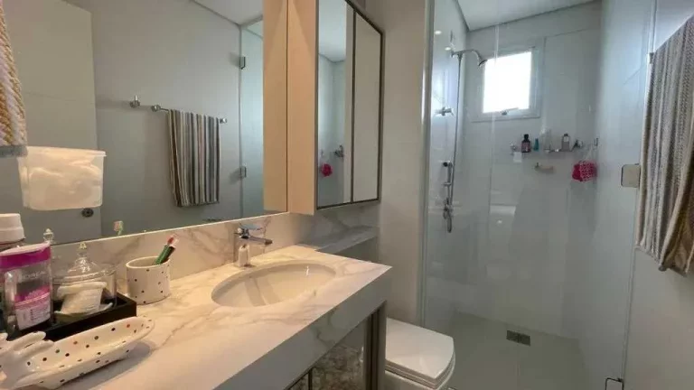 Imagem Apartamento mobiliado com 4 suítes sendo 2 plenas e 2 demi, 3 vagas de em Balneário Camboriú/SC