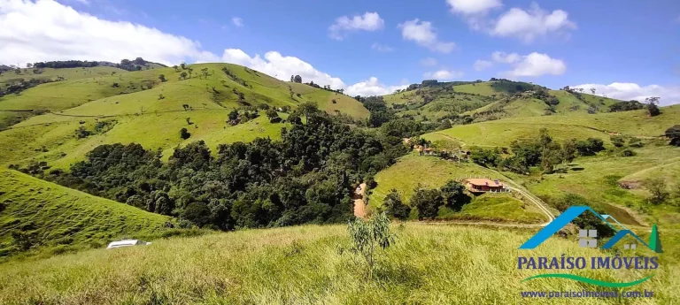 Imagem Invista em Tranquilidade: Terreno com Cachoeira e Vista Incrível!