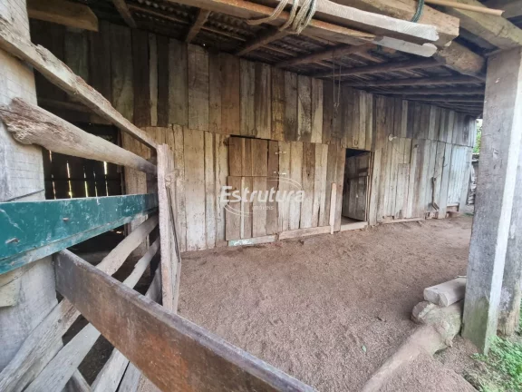 Imagem Chácara com 3 residências a poucos metros da cidade